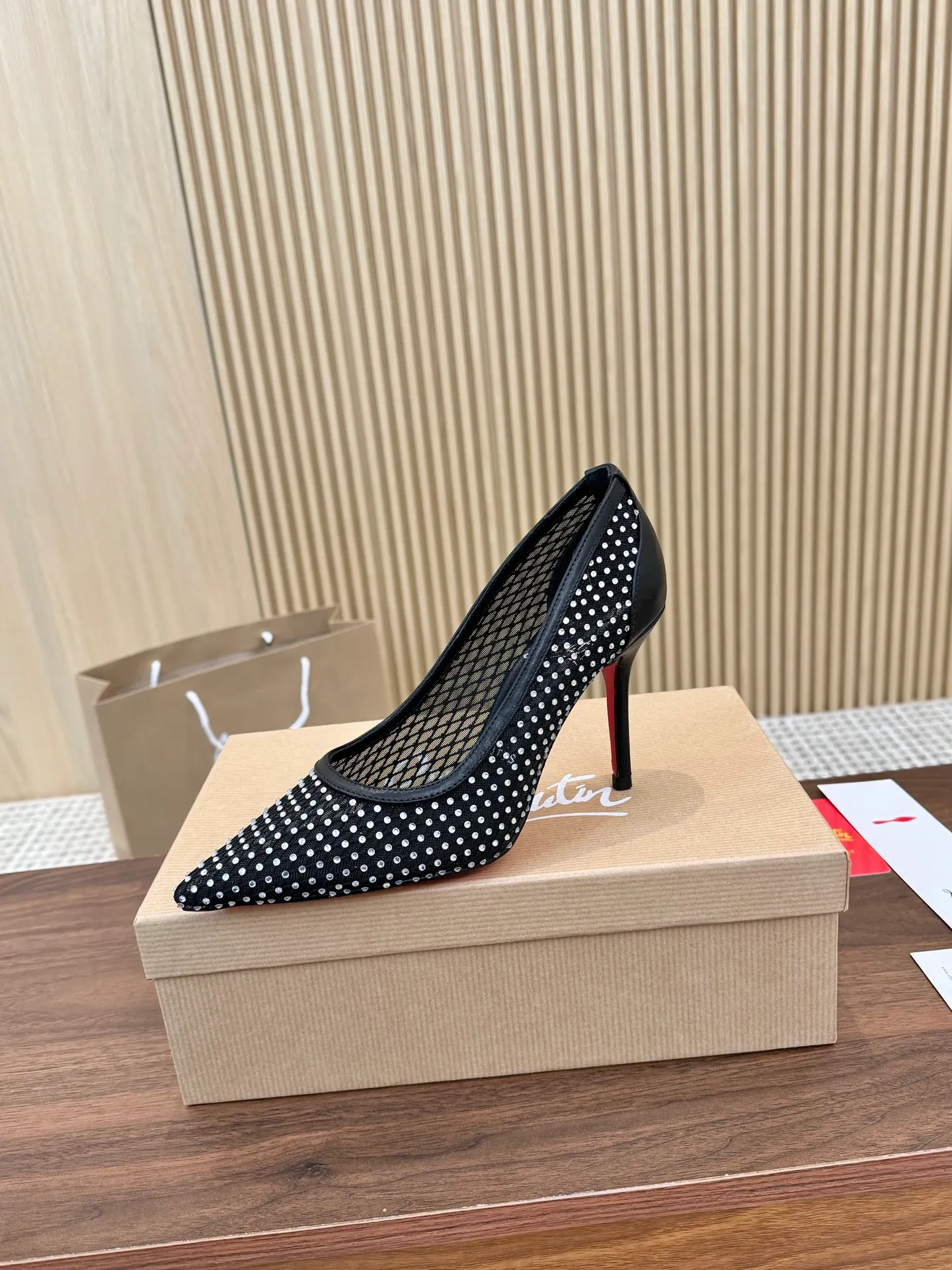 👟👟Ex-factory price 440👟👟 Genuine leather sole +40 Year-round shipment💝Christian Louboutin CL👠 Classic "💎Cow Patent Leather💎Series" noble and luxurious, real blingbling✨ Real materials, all customized by the pattern maker, and the materials are made of original customized materials, achieving the taste of the original 6 color options💍 Upper: imported 👉cow patent leather💪 lining: sheepskin foot pad/lining code number: 34-40.41.42 heel height: two options: 10.5cm and 8.5cm